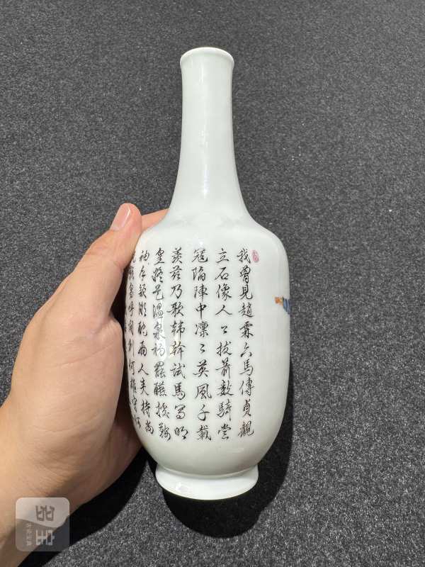 民国 粉彩明皇试马图长颈瓶 - 图4